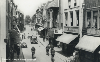 685 Gezicht in de Lange Elisabethstraat te Utrecht met op de achtergrond het Vredenburg.